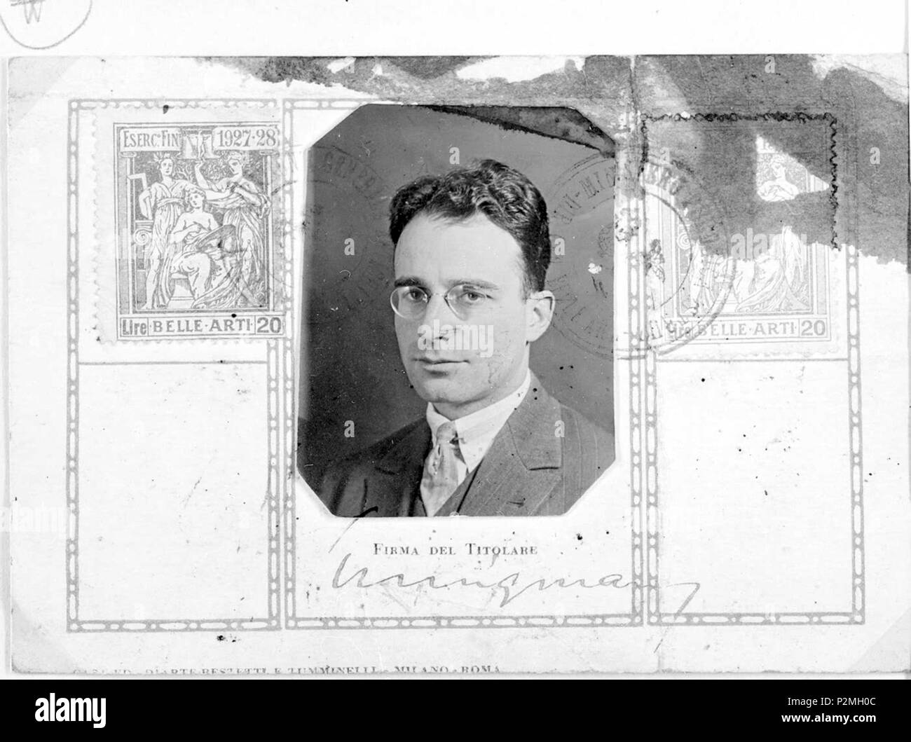 . Englisch: Italienische Museum Pass mit Foto des Künstlers Kurt Seligmann (1900-1962). 4 x 5 Schwarz-weiß-negativ. Yale Sammlung amerikanischer Literatur, Beinecke Rare Book, Manuscript Library, Yale University, New Haven, Connecticut. zwischen 1927 und 1928. Unbekannt 45 Kurt Seligmann italienische Museum Pass Stockfoto