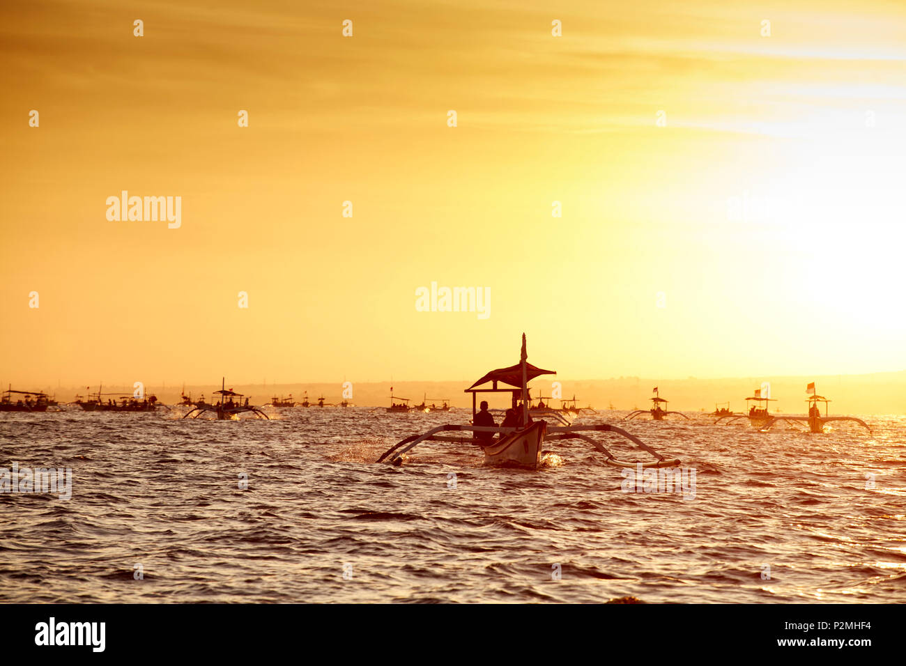 Ausflugsboote, Delphinbeobachtung in der Morgen, Lovina, Bali, Indonesien Stockfoto