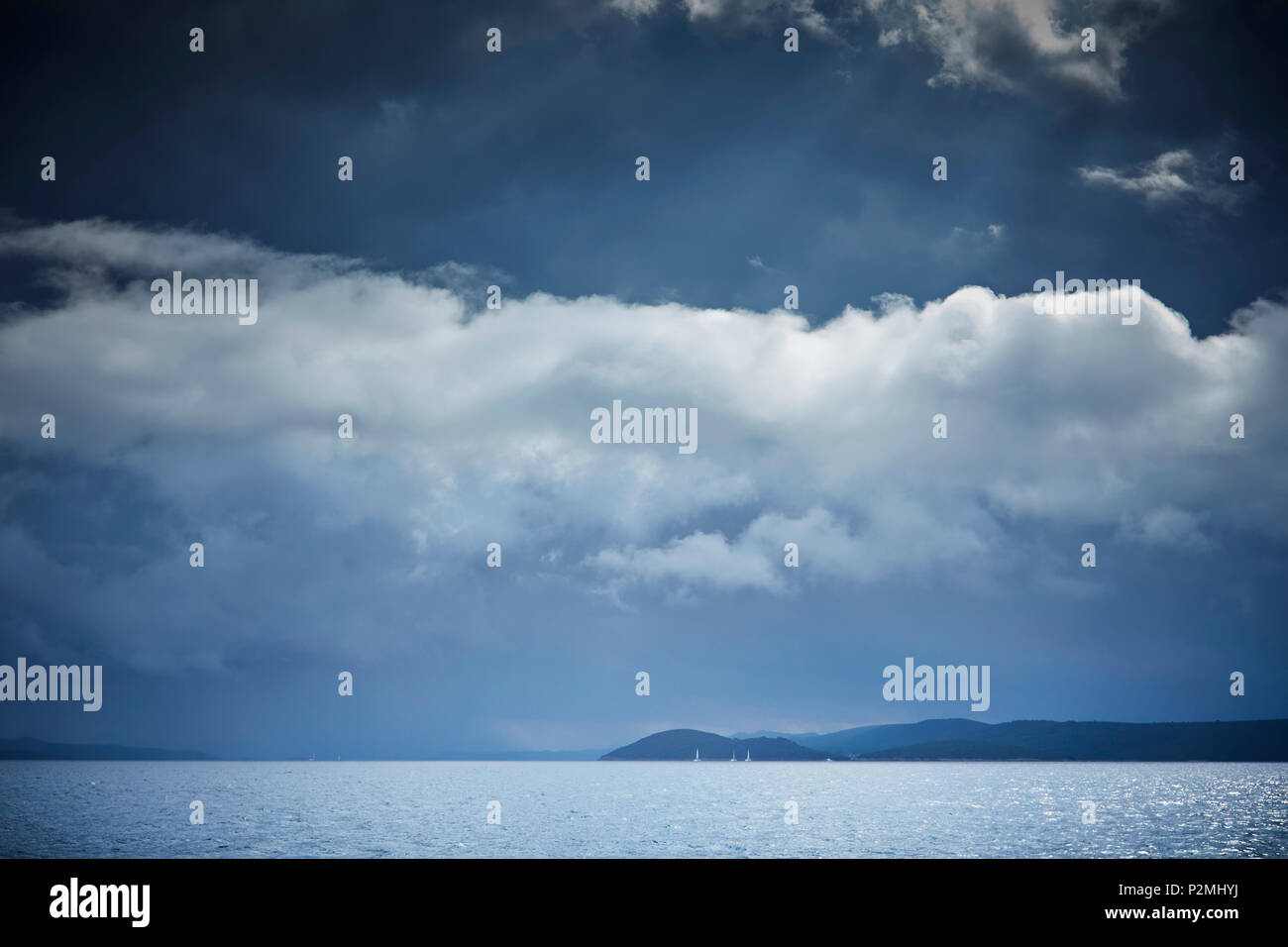 Segelyachten mit Abflug Gewitter, Kornati Inseln, Adria, Kroatien Stockfoto