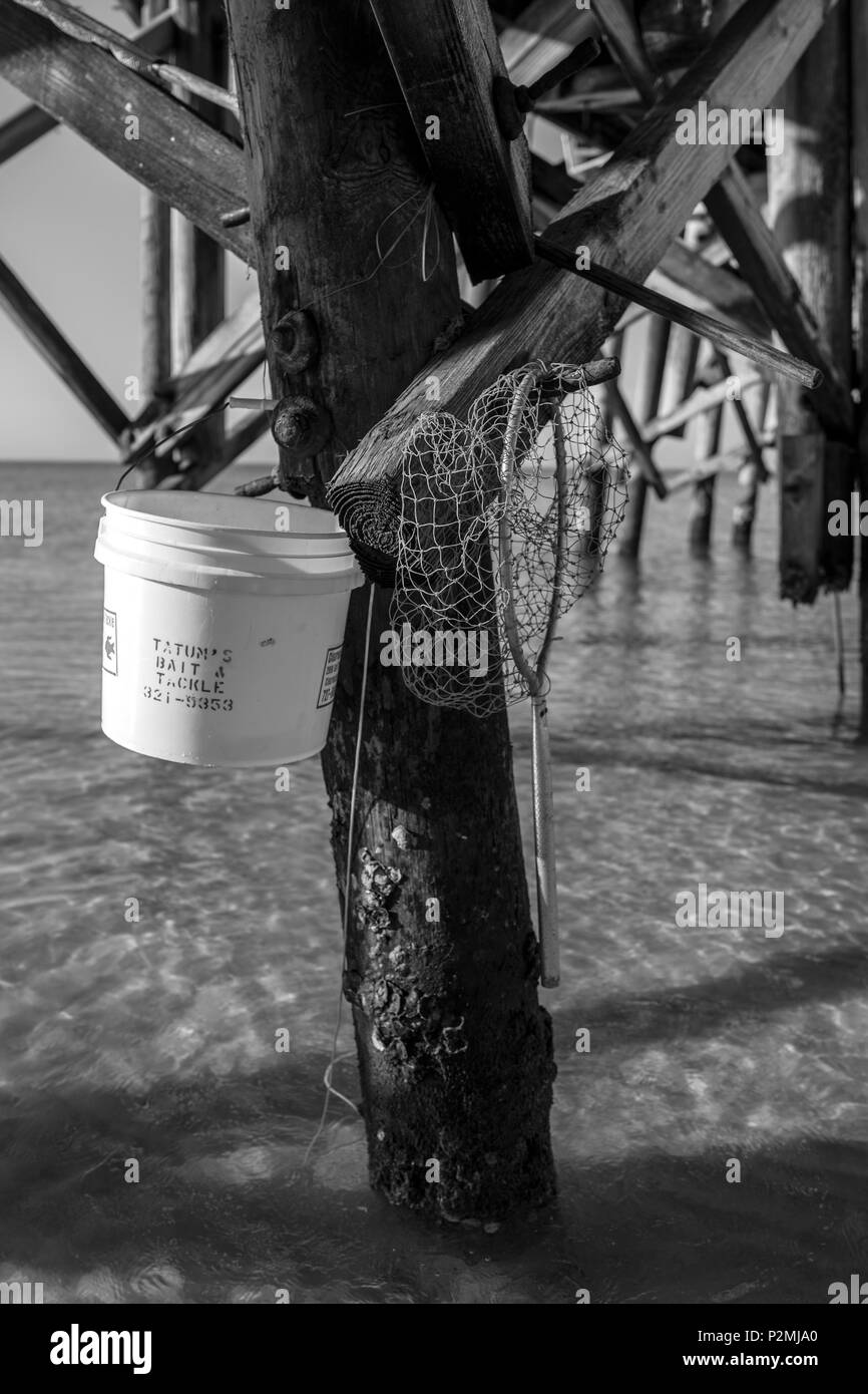Redington Beach Florida, USA, Redington lange Pier, Piers aus Holz und Beton, Köder, Eimer und Netze halten, hängen von der aufrechten unterstützt, Stockfoto