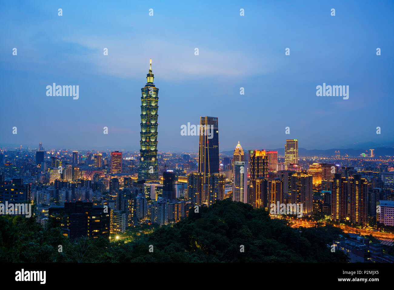 Luftaufnahme der Landschaftsfotos von Taipei 101 und Xinyi Bezirk in Taipei, Taiwan Stockfoto