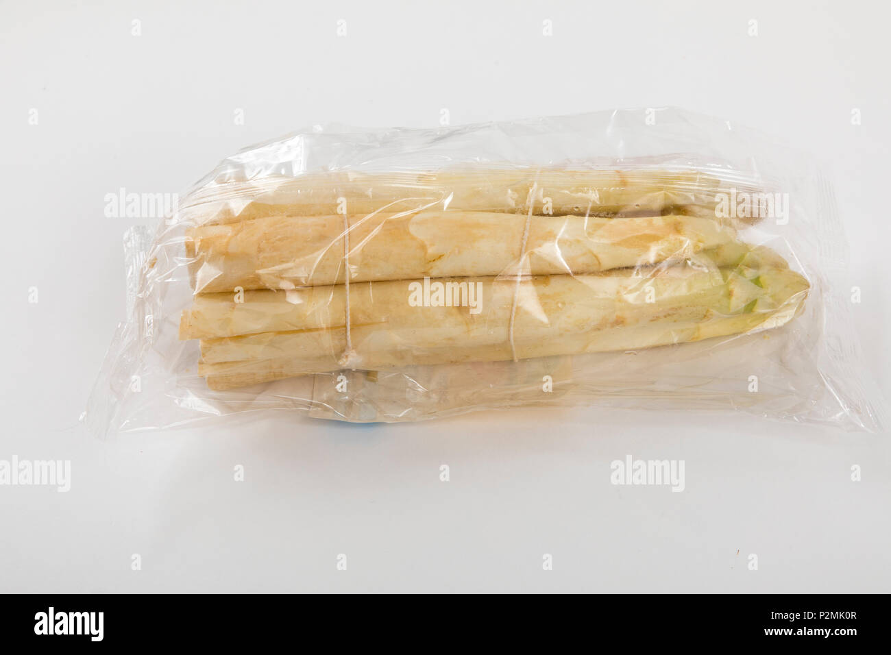 Frische Lebensmittel, Gemüse jeweils einzeln in Folie verpackt, das Essen wird im gleichen Supermarkt auch ohne Verpackungen aus Kunststoff, whit verfügbar Stockfoto