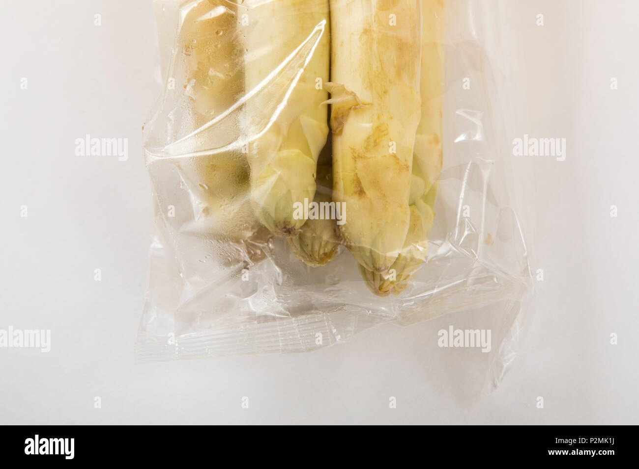 Frische Lebensmittel, Gemüse jeweils einzeln in Folie verpackt, das Essen wird im gleichen Supermarkt auch ohne Verpackungen aus Kunststoff, whit verfügbar Stockfoto