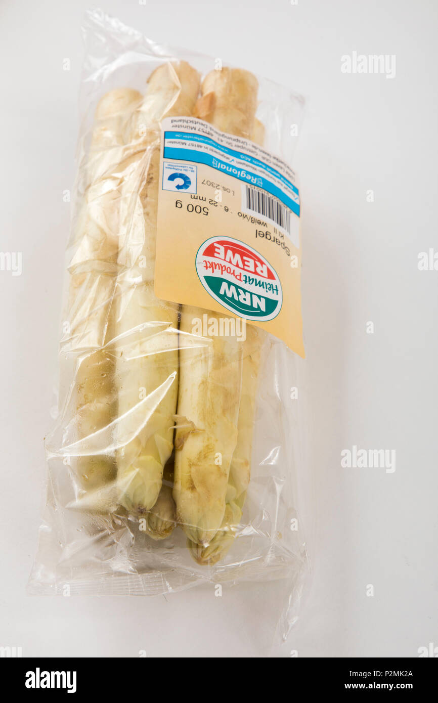 Frische Lebensmittel, Gemüse jeweils einzeln in Folie verpackt, das Essen wird im gleichen Supermarkt auch ohne Verpackungen aus Kunststoff, whit verfügbar Stockfoto