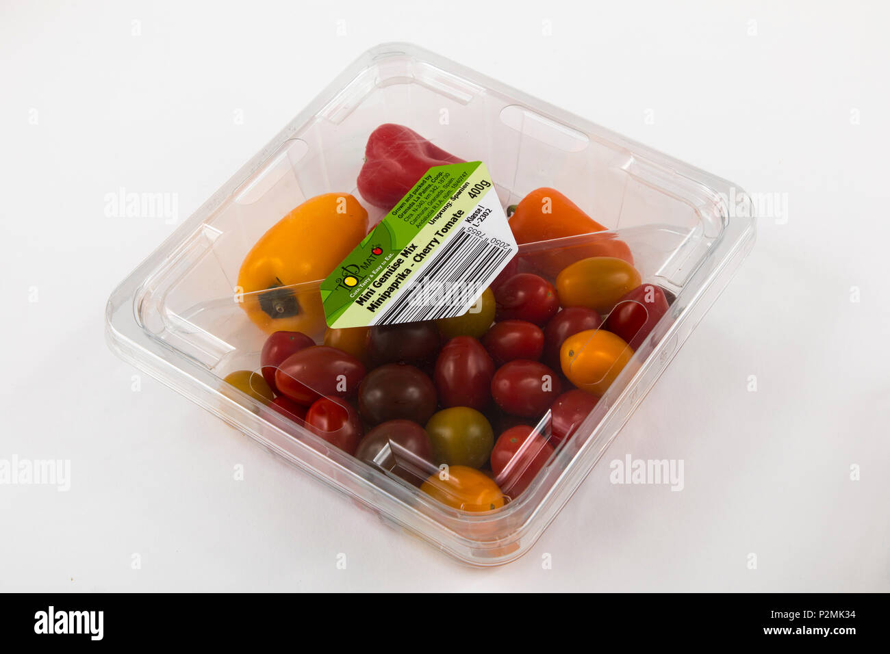 Frische Lebensmittel, Gemüse jeweils einzeln in Folie verpackt, das Essen wird im gleichen Supermarkt auch ohne Kunststoff Verpackung zur Verfügung, Smal Stockfoto