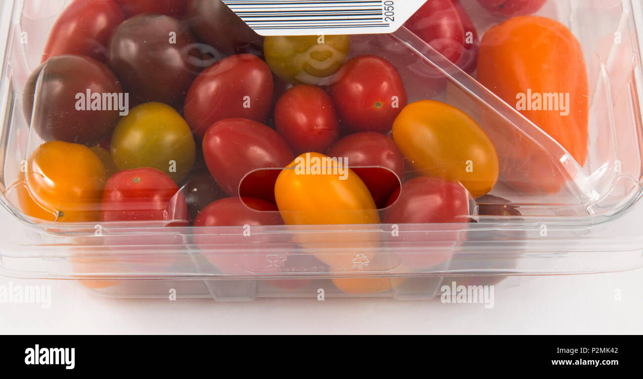 Frische Lebensmittel, Gemüse jeweils einzeln in Folie verpackt, das Essen wird im gleichen Supermarkt auch ohne Kunststoff Verpackung zur Verfügung, Smal Stockfoto