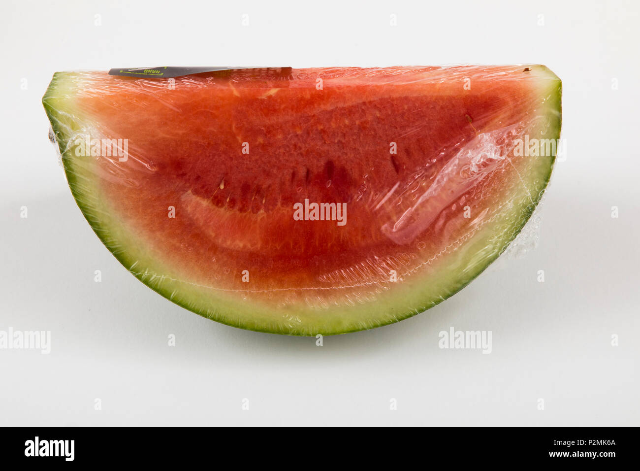 Frische Lebensmittel, Obst, jedes einzeln verpackt in der Plastikverpackung, alle Essen im gleichen Supermarkt auch ohne Verpackungen aus Kunststoff, watermel verfügbar ist Stockfoto