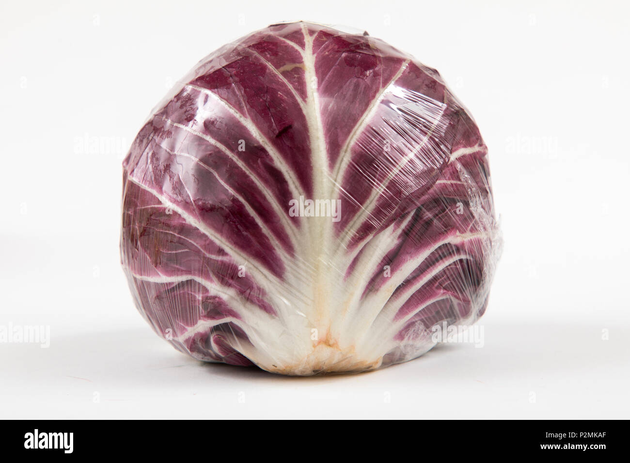 Frische Lebensmittel, Gemüse jeweils einzeln in Folie verpackt, das Essen wird im gleichen Supermarkt auch ohne Verpackungen aus Kunststoff, Radi verfügbar Stockfoto