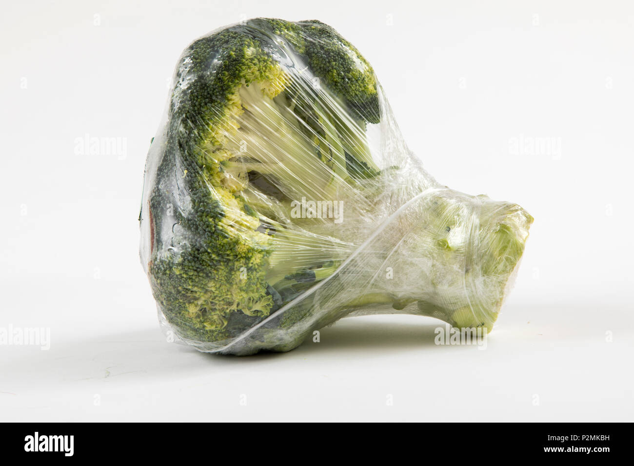 Frische Lebensmittel, Gemüse jeweils einzeln in Folie verpackt, das Essen wird im gleichen Supermarkt auch ohne Verpackungen aus Kunststoff, Broc verfügbar Stockfoto