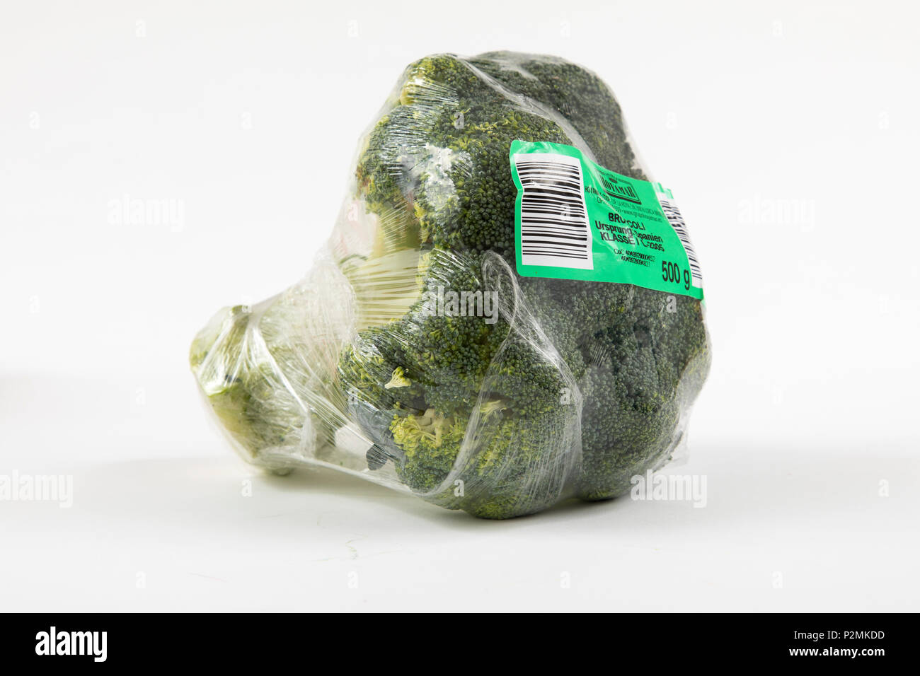 Frische Lebensmittel, Gemüse jeweils einzeln in Folie verpackt, das Essen wird im gleichen Supermarkt auch ohne Verpackungen aus Kunststoff, Broc verfügbar Stockfoto
