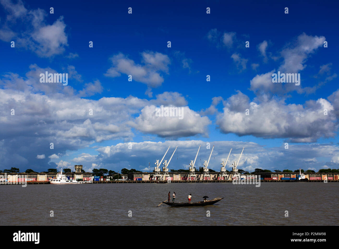 Mongla Schiffe im Hafen. Bagerhat, Bangladesch. Stockfoto