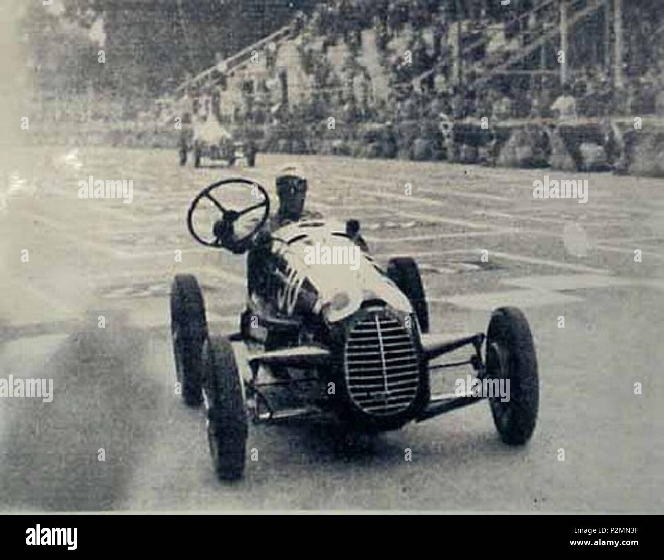 . Englisch: Turin - 3. September 1946 - Andrea Brezzi Schale - Tazio Nuvolari, einem CISITALIA D46 in 1h25'57' kommt zu dem Schluss das Rennen ohne Fliegen auf Platz 13. Englisch: Torino - 3 Settembre 1946 - Coppa Andrea Brezzi - Tazio Nuvolari, su Cisitalia D46 in 1h25'57' schließen, la Gara senza Volante al 13º posto. 3. September 1946. Unbekannt 66 Nuvolari Stockfoto