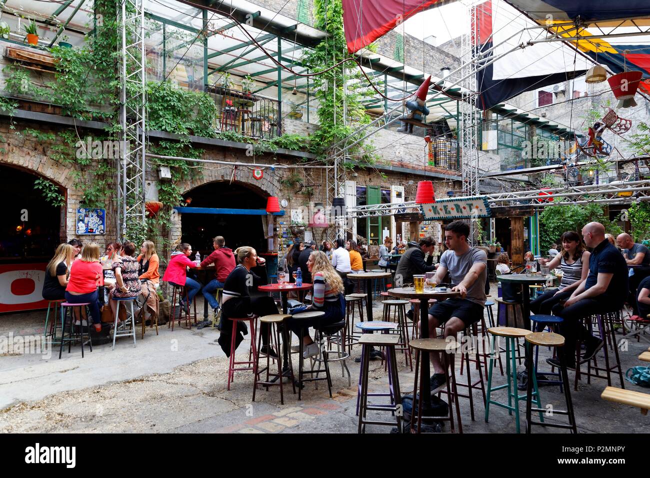 Budapest, Ungarn, klassifiziert als Weltkulturerbe, Pest, Bar, jüdische Viertel Ruine, Szimpla Kert Stockfoto