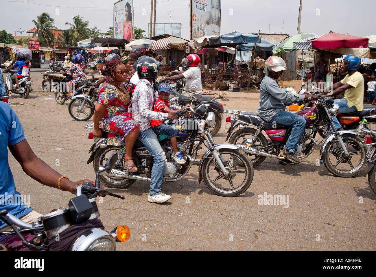 Togo, Lomé, Motorrad Taxis am Kapitalmarkt Stockfoto