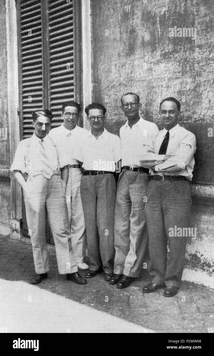 . Englisch: Enrico Fermi und der Via Panisperna Jungen im Innenhof der Universität Rom Institut für Physik in der Via Panisperna, circa 1930. Von links nach rechts: Oscar D'Agostino, Emilio Segrè, Edoardo Amaldi, Franco Rasetti und Enrico Fermi. Italiano: Enrico Fermi e i Ragazzi di Via Panisperna nel Cortile dell'Istituto di Fisica dell'Università La Sapienza di Roma (1930 circa). Da sinisra a Destra: Oscar D'Agostino, Emilio Segrè, Edoardo Amaldi, Franco Rasetti ed Enrico Fermi. ca. 1930. Bruno Pontecorvo Das original Uploader wurde Pizzaebirra 2008 auf Italienisch.. 74 Ragazzi di Via Panisperna Stockfoto