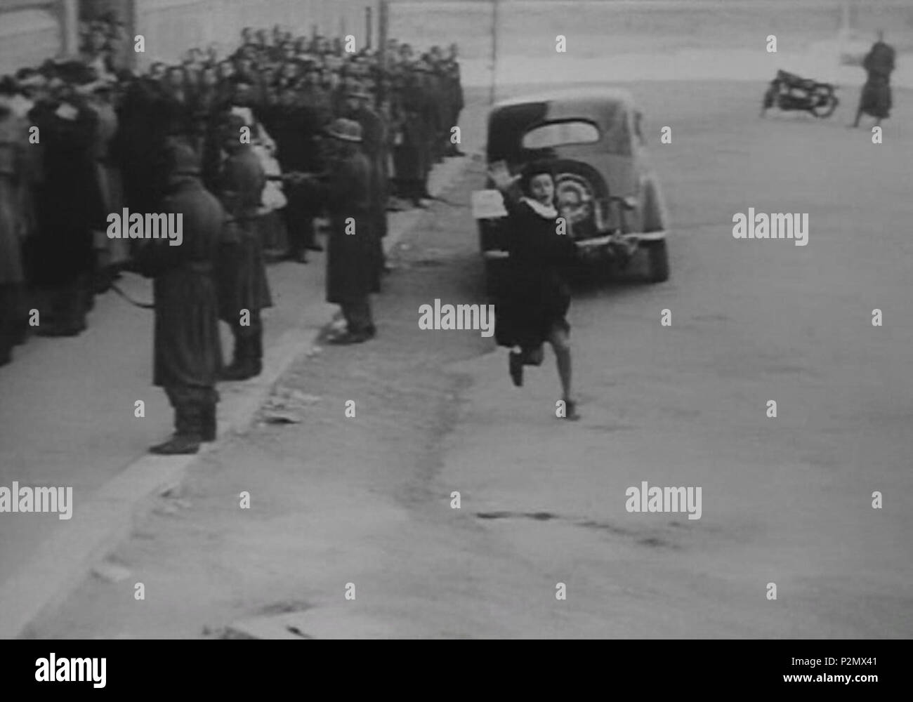 . Italiano: Screenshot, catturato da mich, di Roma Città aperta, regia Di Roberto Rossellini (1945) Englisch: Rom, offene Stadt. 1945. Diese Datei fehlt, Informationen zum Autor. 77 ROMA C1. Stockfoto