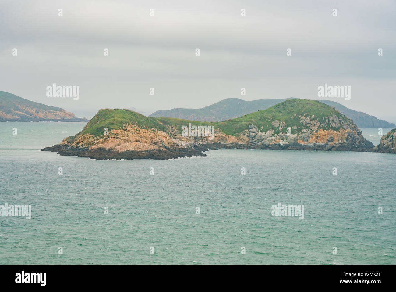 Anzeigen der Daqiu Insel von Krieg und Frieden Memorial Park an Beigan, Taiwan Stockfoto