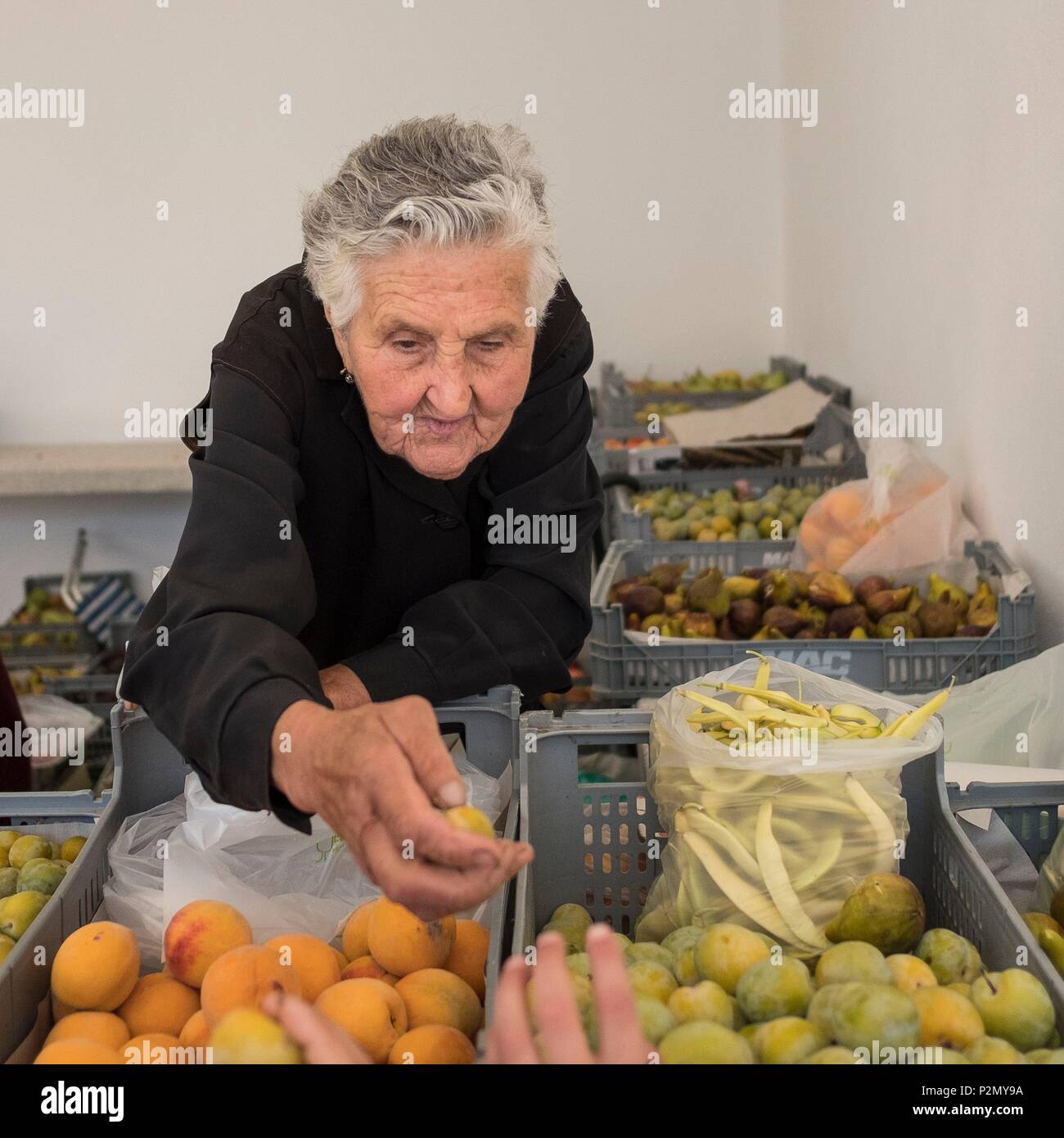 Portugal, Region Centre, Troncoso, ein Gemüse Verkäufer bei Trancoso Markt Stockfoto