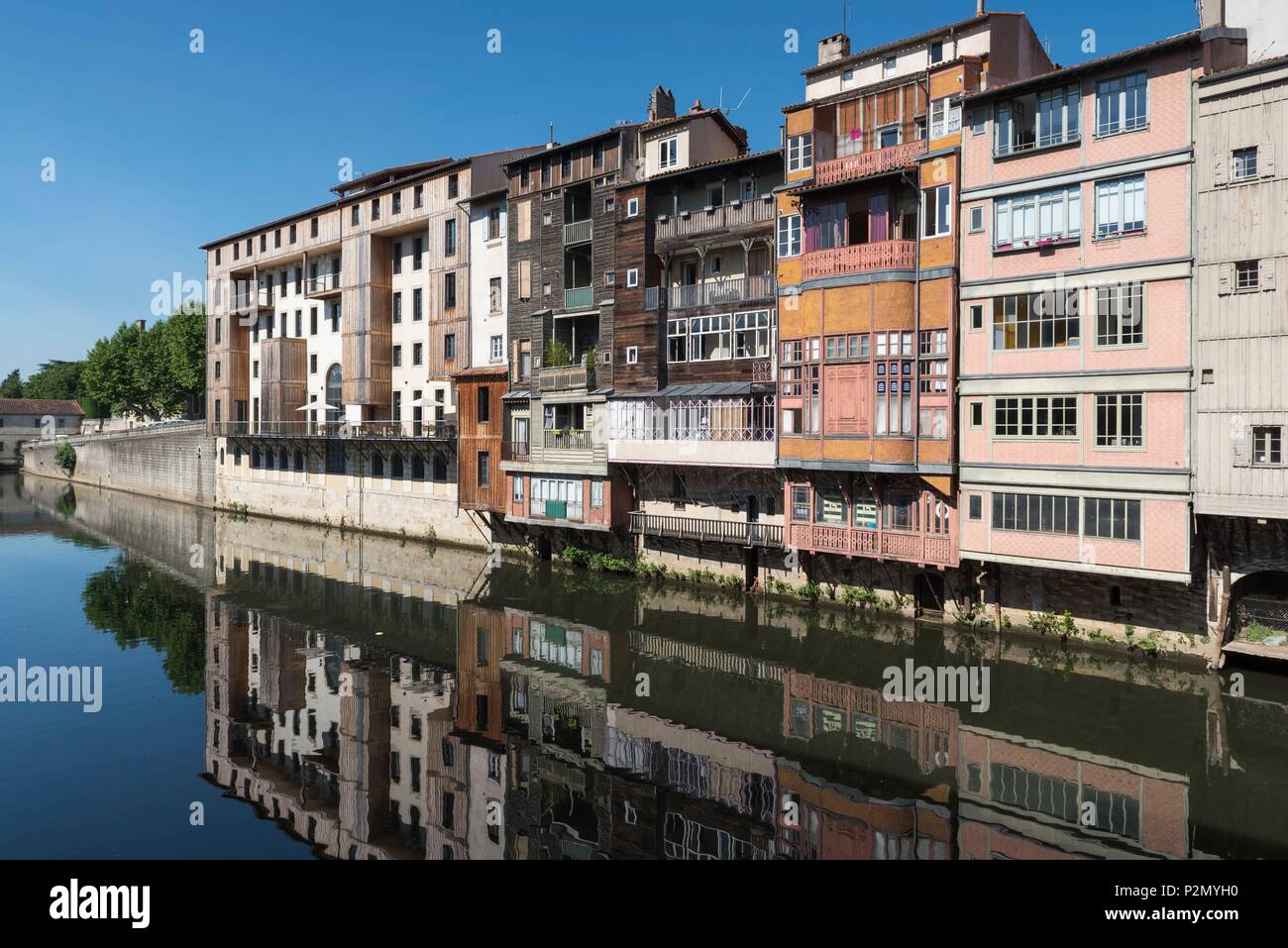 Frankreich, Tarn, Castres, Häuser am Agout Stockfoto