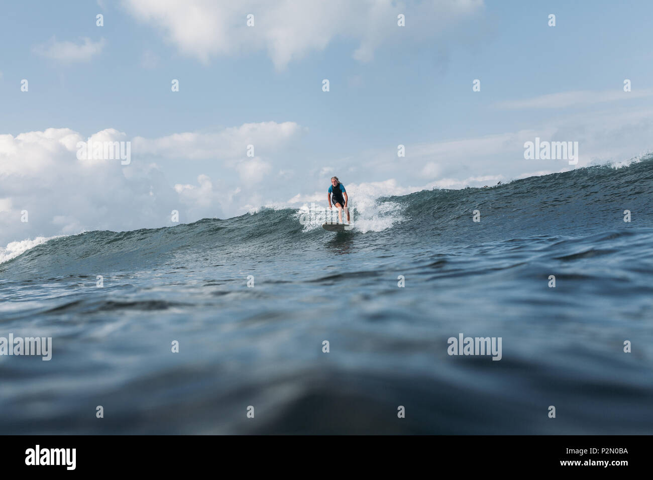 Sportler surfen Welle im Ozean Stockfoto