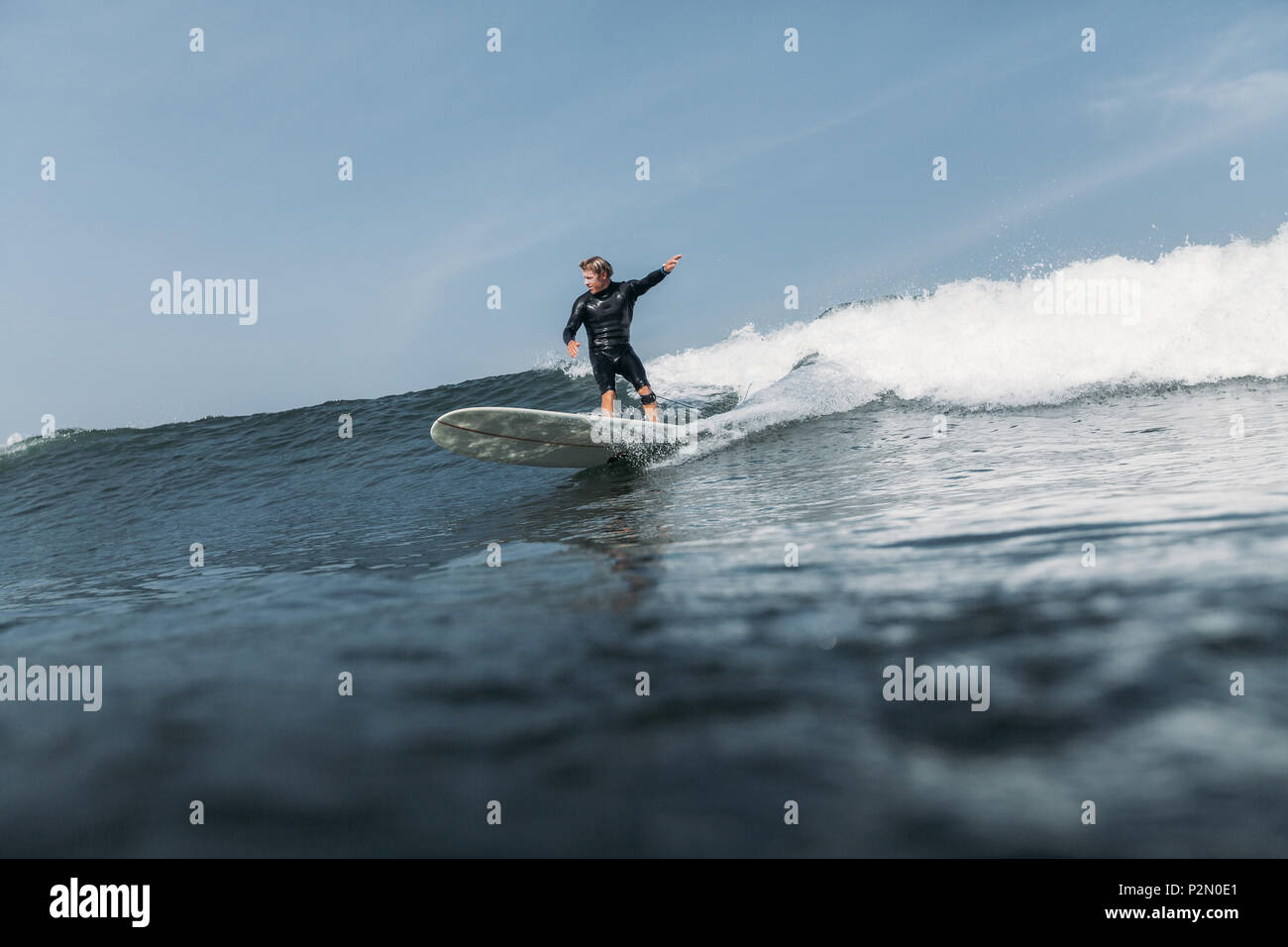 Mann Spaß und Surfen wave an Bord im Ozean Stockfoto
