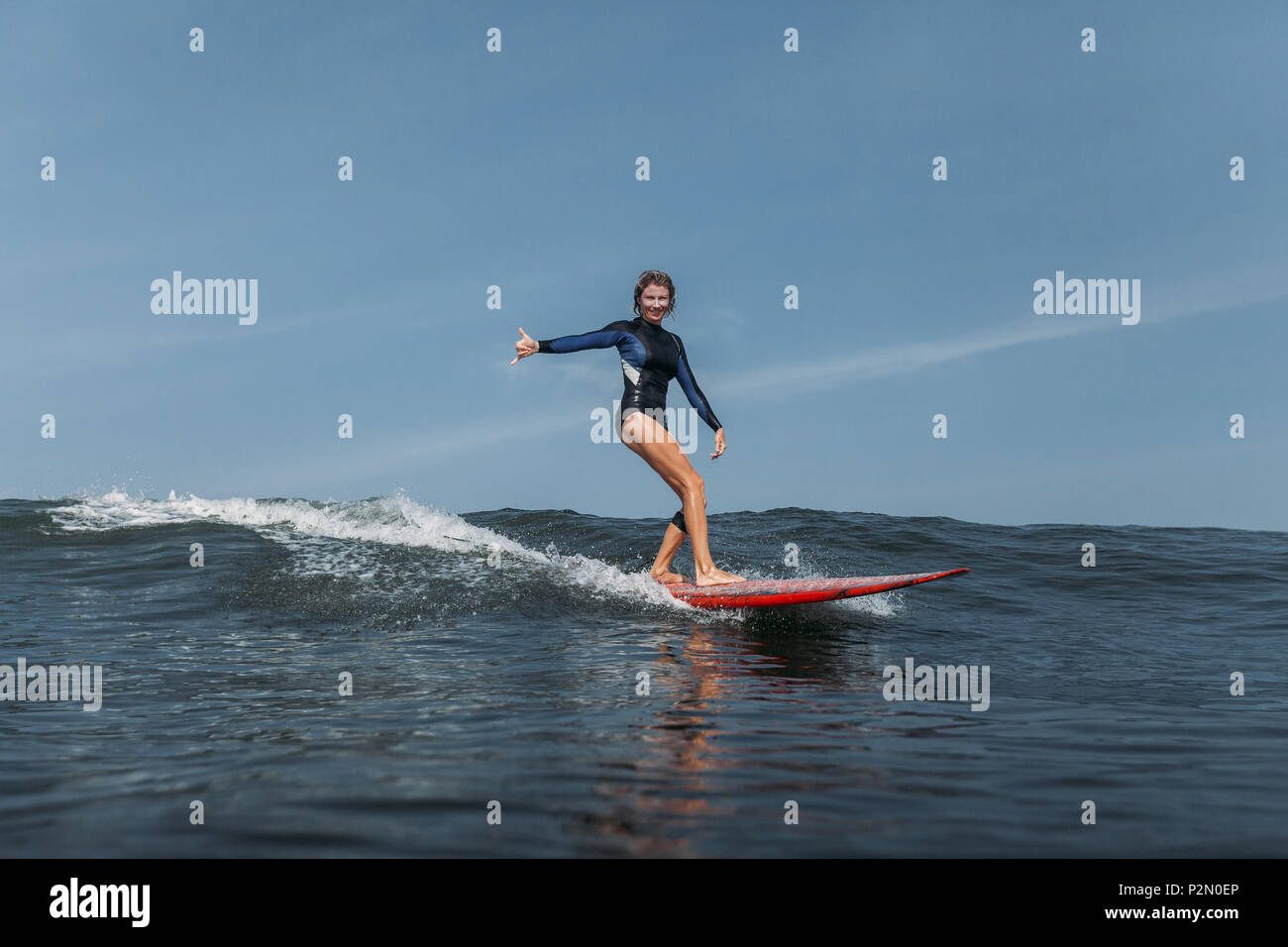 Sport Frau surfen Welle im Ozean Stockfoto