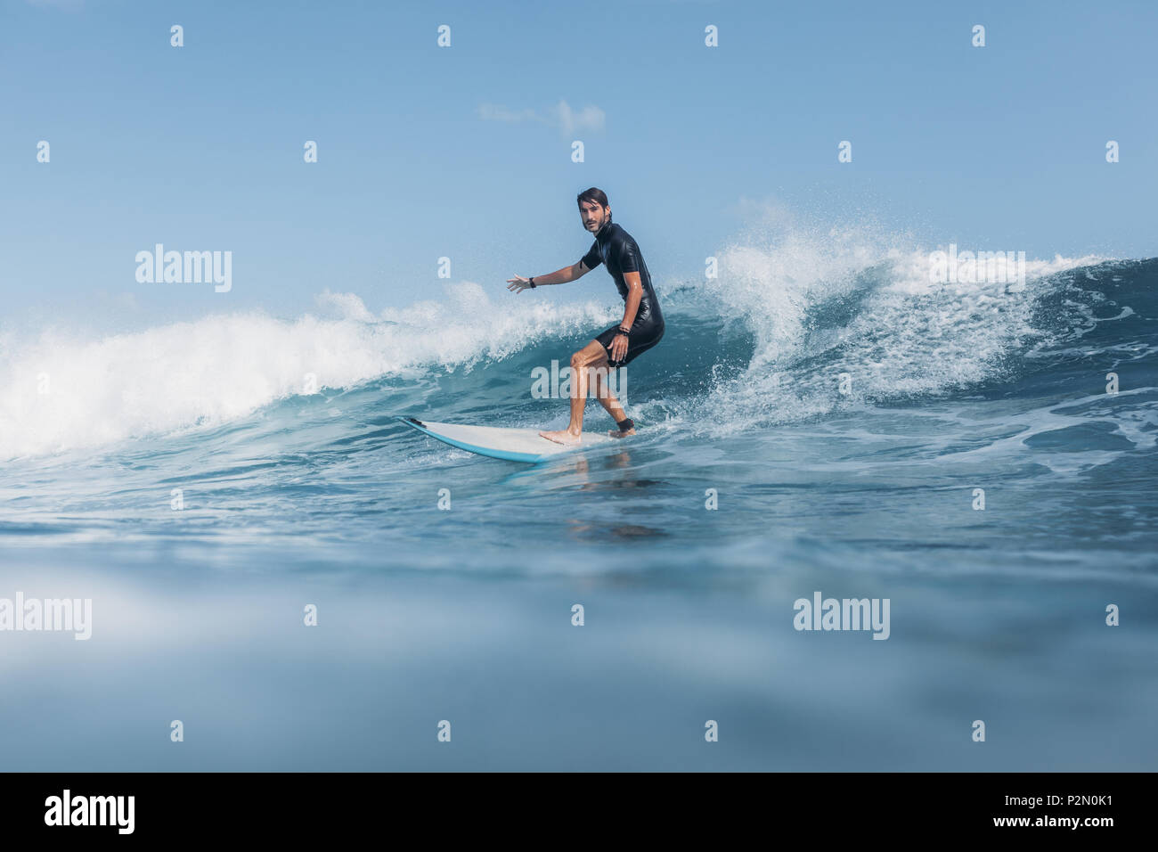 Sport Mann auf Surfbrett surfen Welle im Ozean Stockfoto