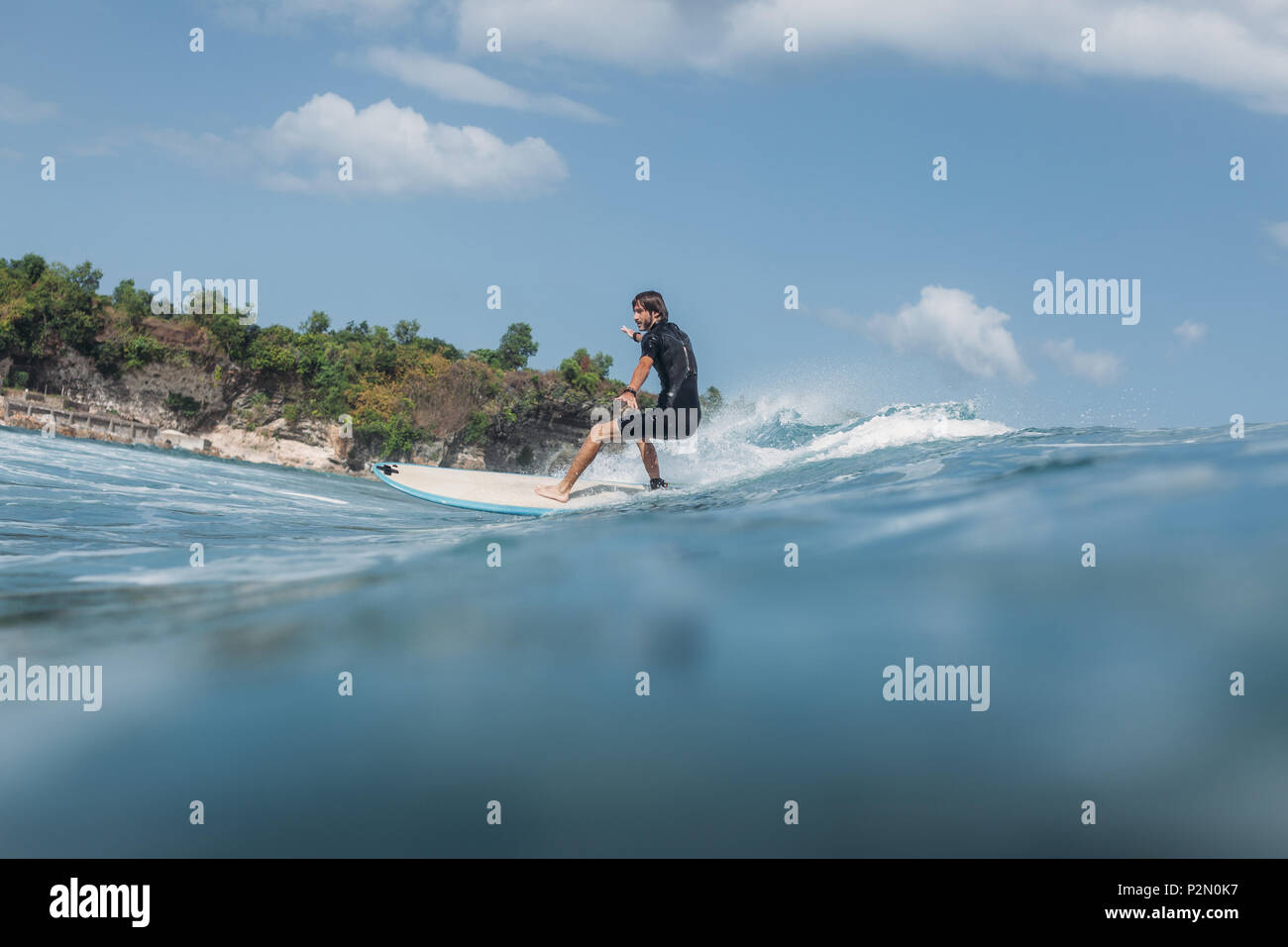 Aktiven Mann auf Surfbrett surfen Welle im Ozean Stockfoto