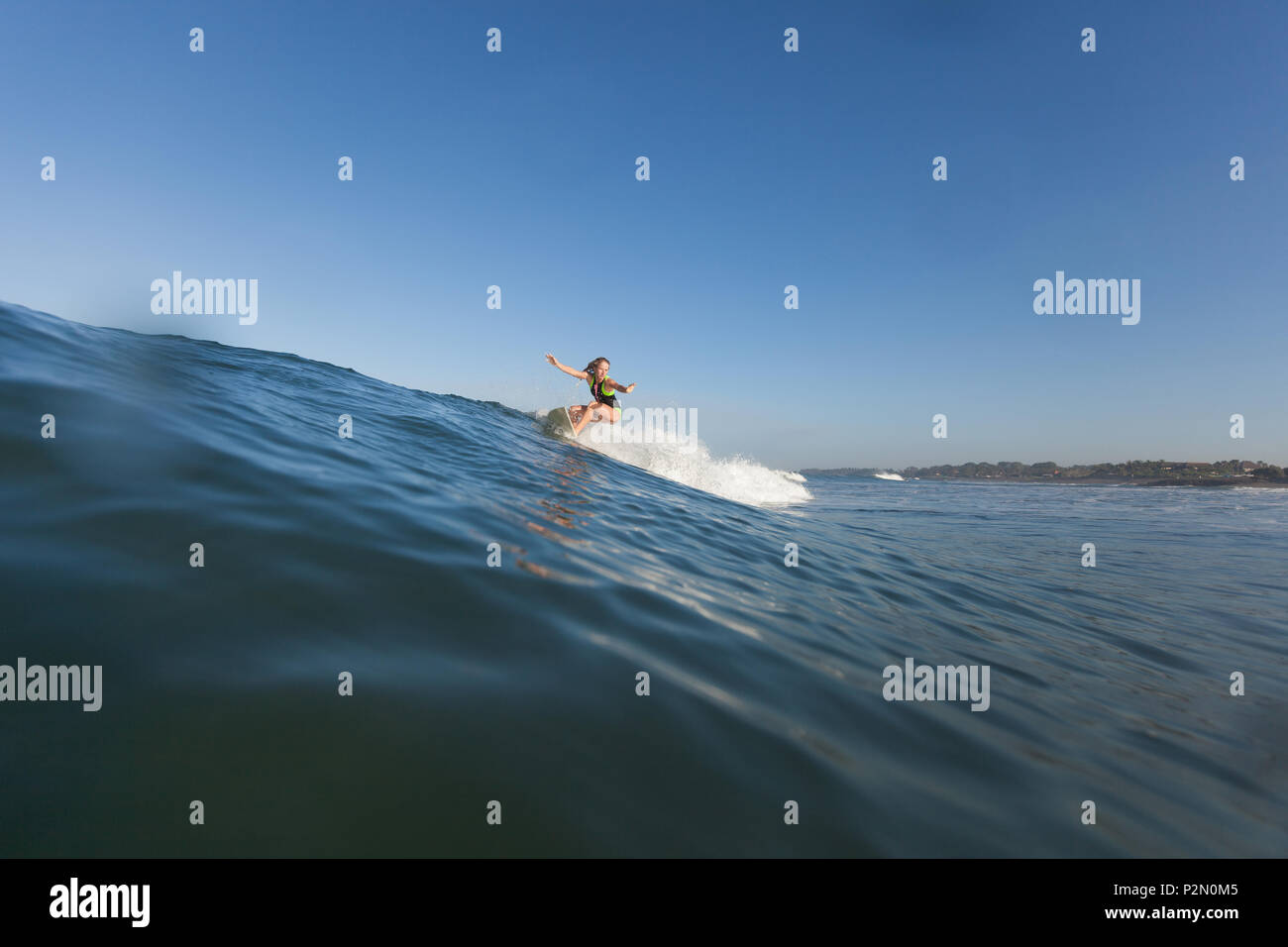Frau surft" auf der Welle auf Surf Board im Ozean Stockfoto