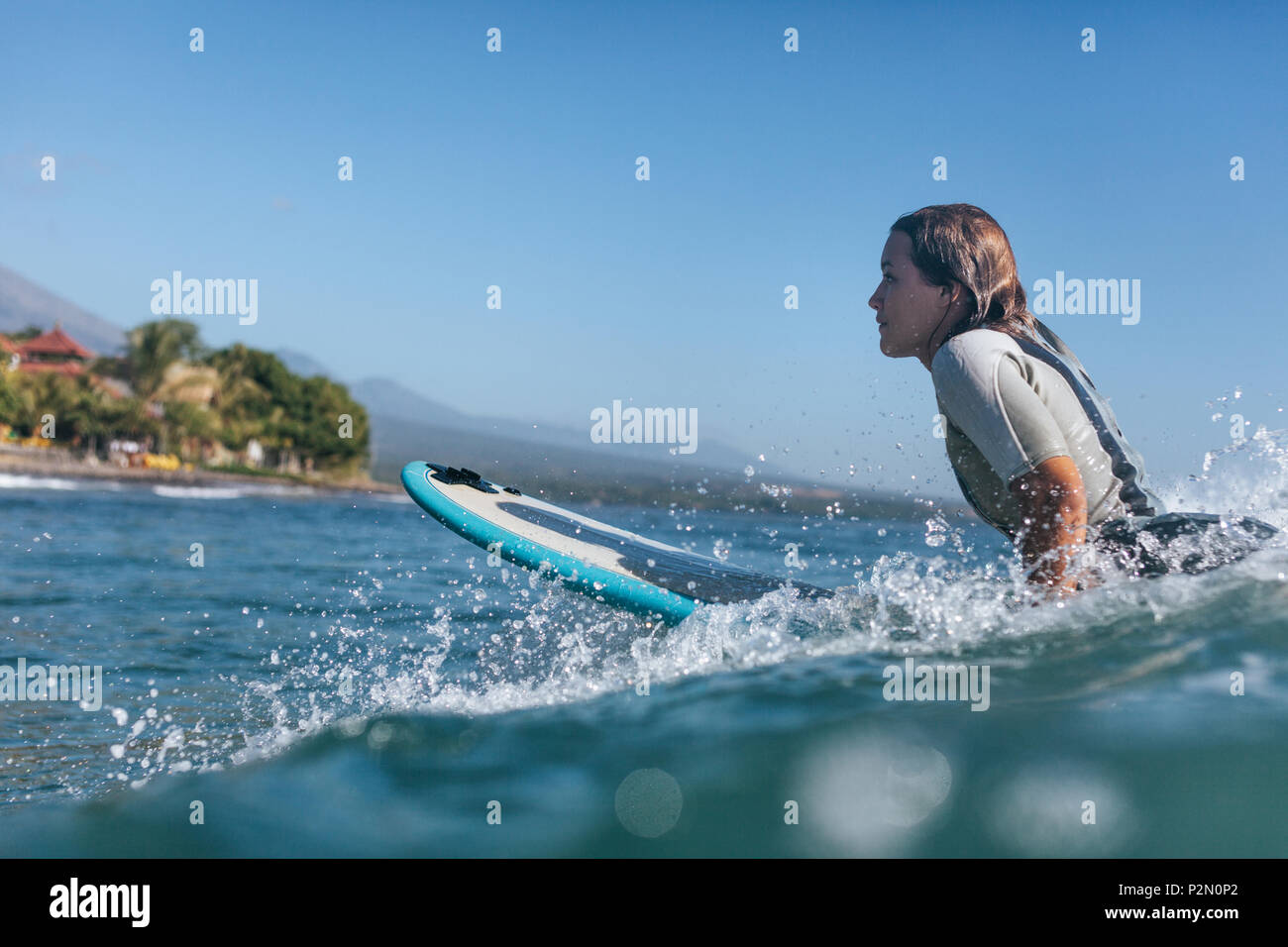 Surf Frau surft" auf der Welle im Ozean Stockfoto