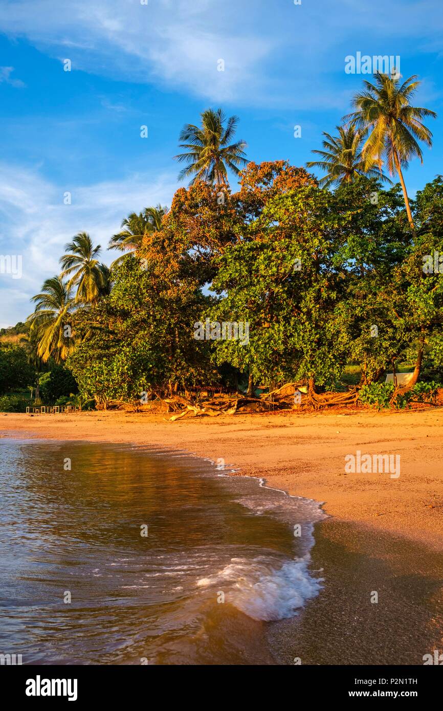 Thailand, Provinz Trang, Ko Libong Island, Haad Lang Kao Strand westlich der Insel bei Sonnenuntergang Stockfoto
