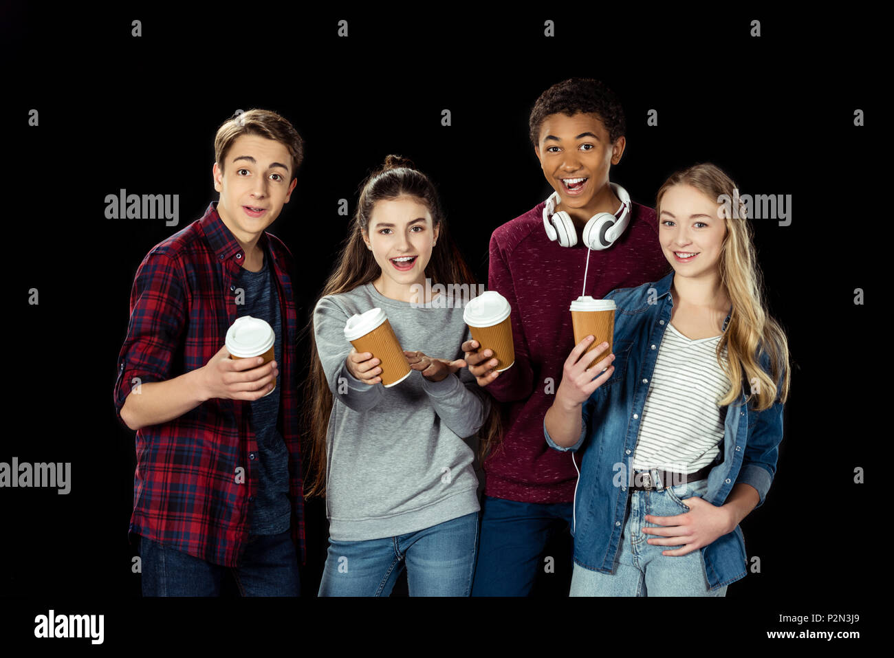 Gruppe Teens mit Tassen Kaffee zu gehen auf Schwarz isoliert Stockfoto