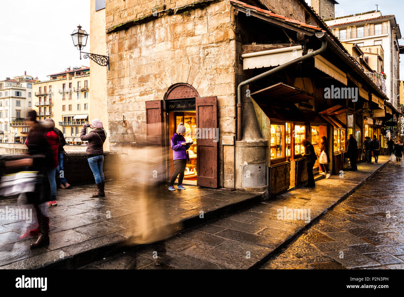 Geschäfte auf der Ponte Vecchio (Alte Brücke). Florenz, Provinz Florenz, Italien. Stockfoto