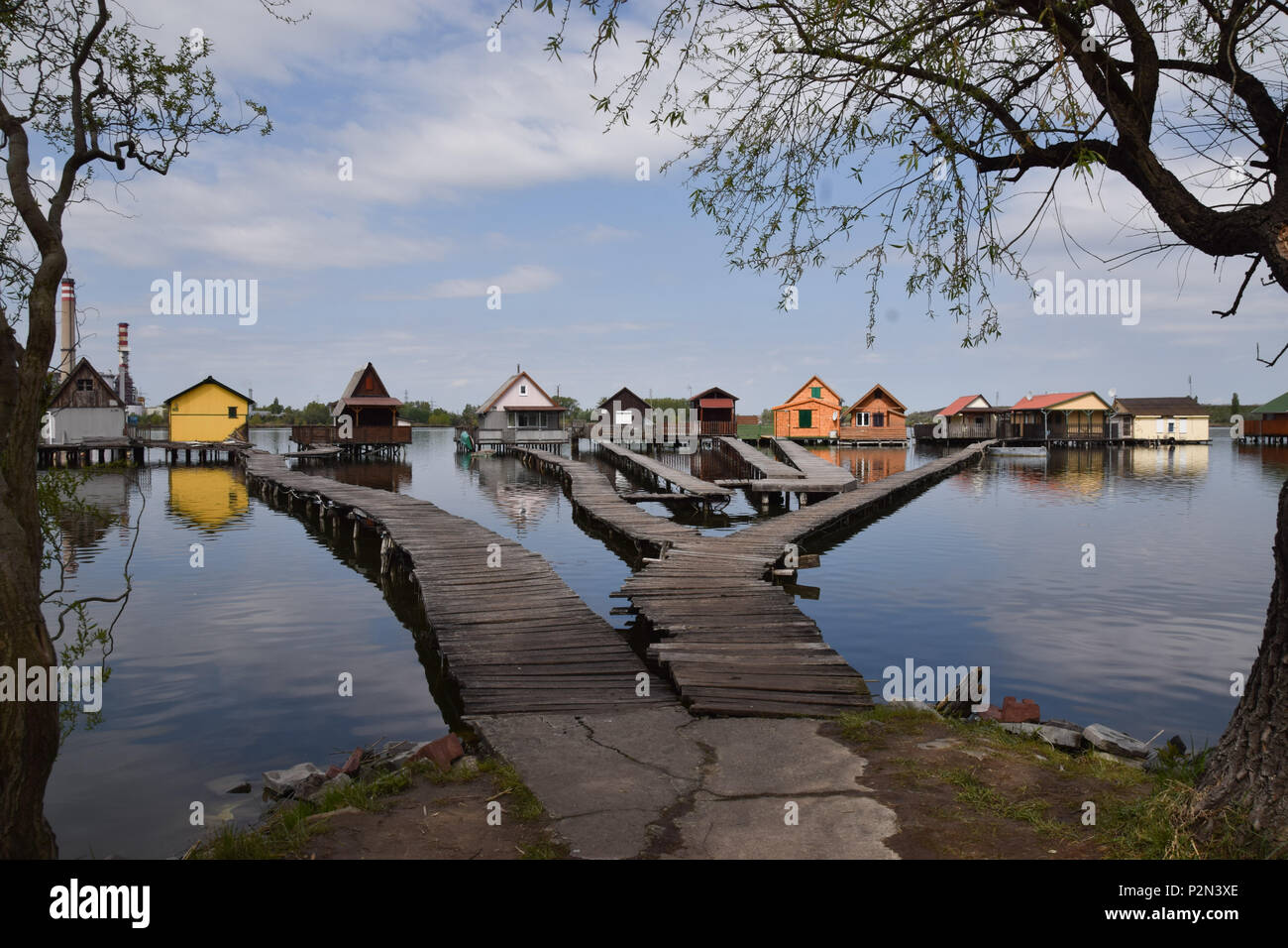 Fischerhütten auf dem See, Bokod, Ungarn widerspiegelt Stockfoto