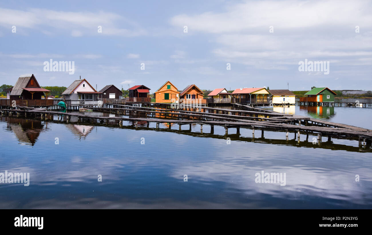 Fischerhütten auf dem See, Bokod, Ungarn widerspiegelt Stockfoto