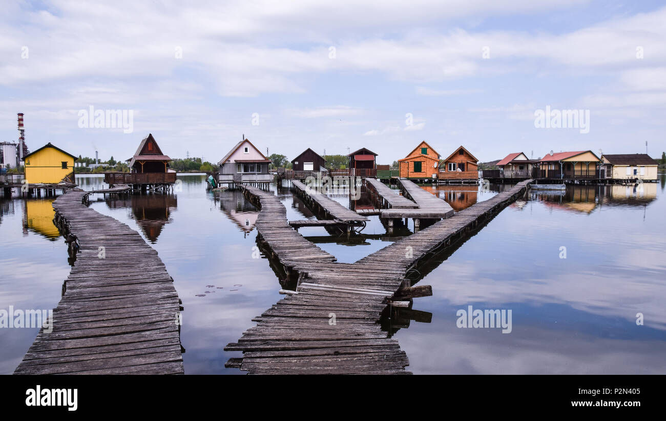 Fischerhütten auf dem See, Bokod, Ungarn widerspiegelt Stockfoto