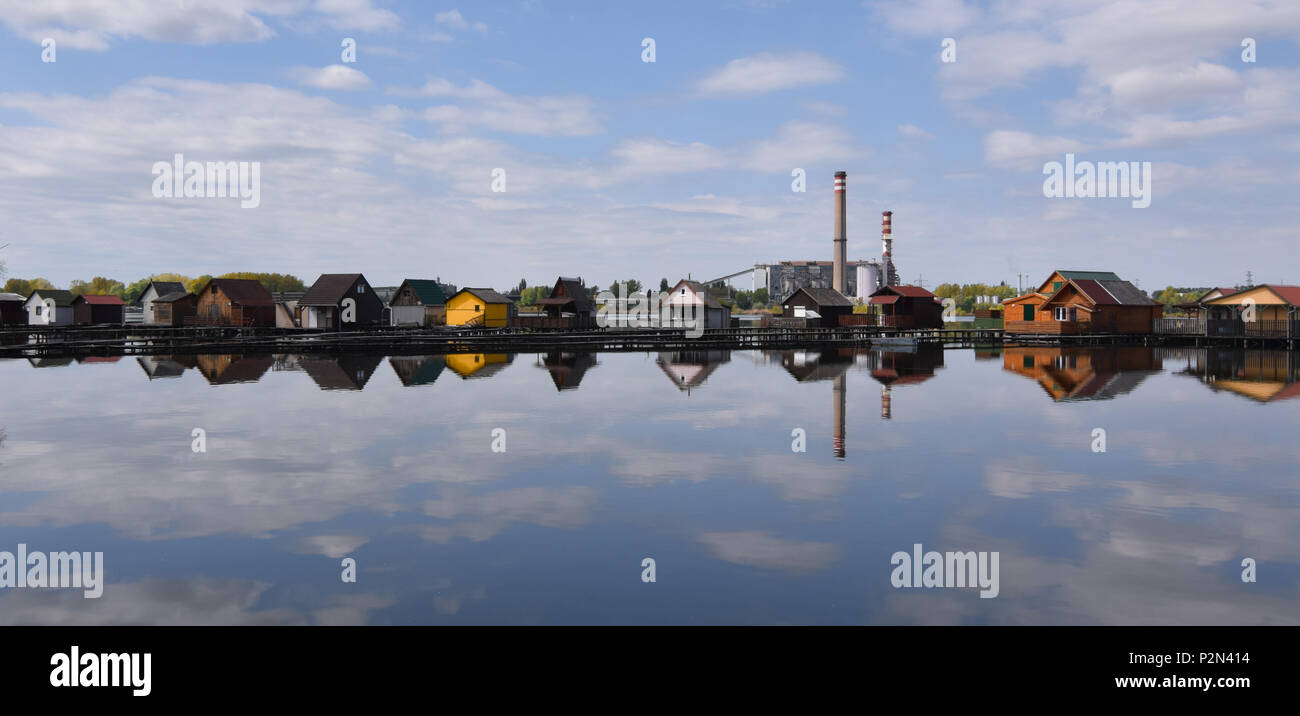 Fischerhütten auf dem See, Bokod, Ungarn widerspiegelt Stockfoto