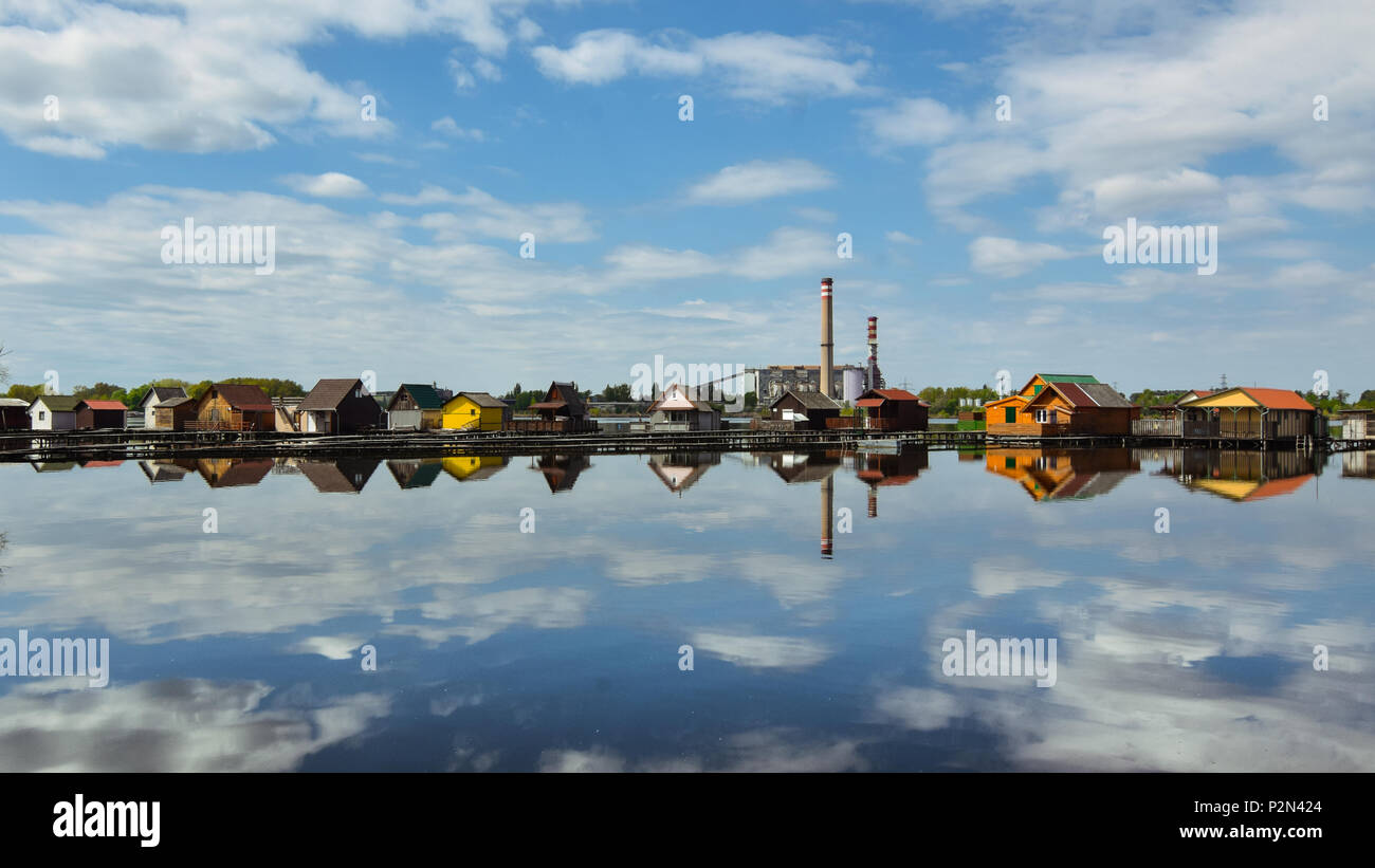 Fischerhütten auf dem See, Bokod, Ungarn widerspiegelt Stockfoto