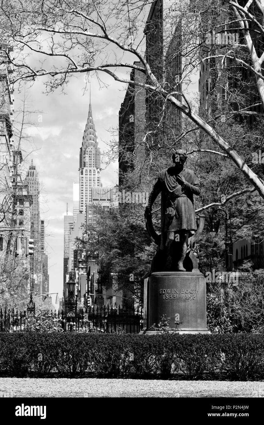 USA, Amerikanische, New York, Manhattan, Gramercy Park, Edwin Booth Statue, Lexington Avenue, Chrysler Building Stockfoto