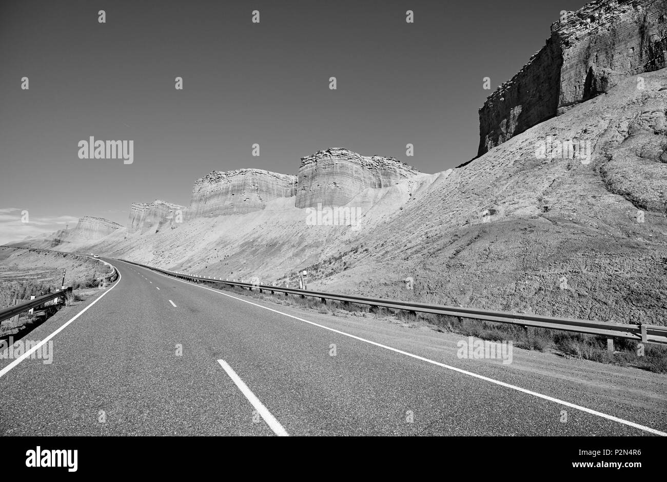 Schwarz-weiß Bild von einer malerischen Straße, Utah, USA. Stockfoto