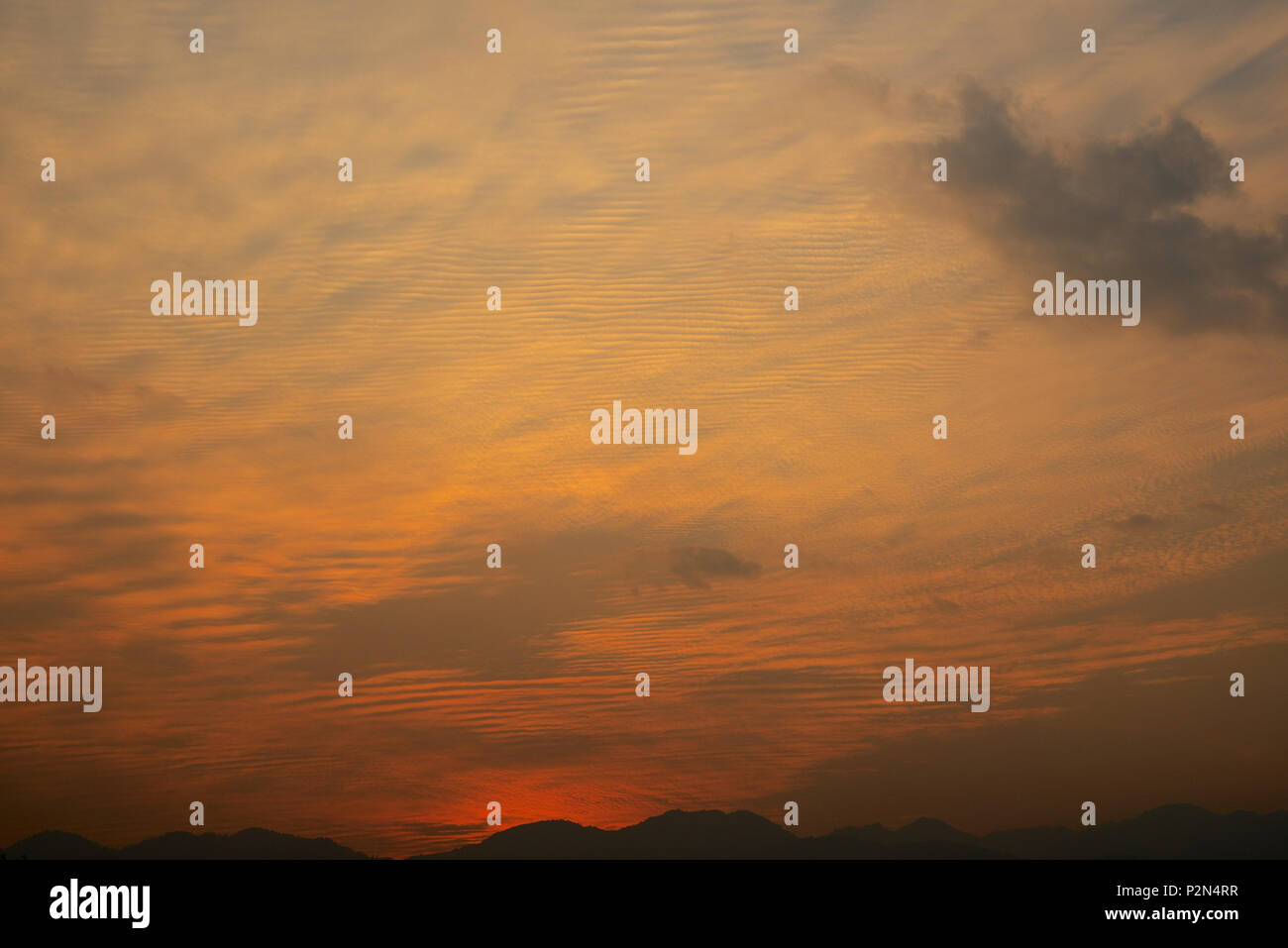 Muster in den Himmel bei Sonnenuntergang Mae Hong Son Provinz Northern Thailand Stockfoto