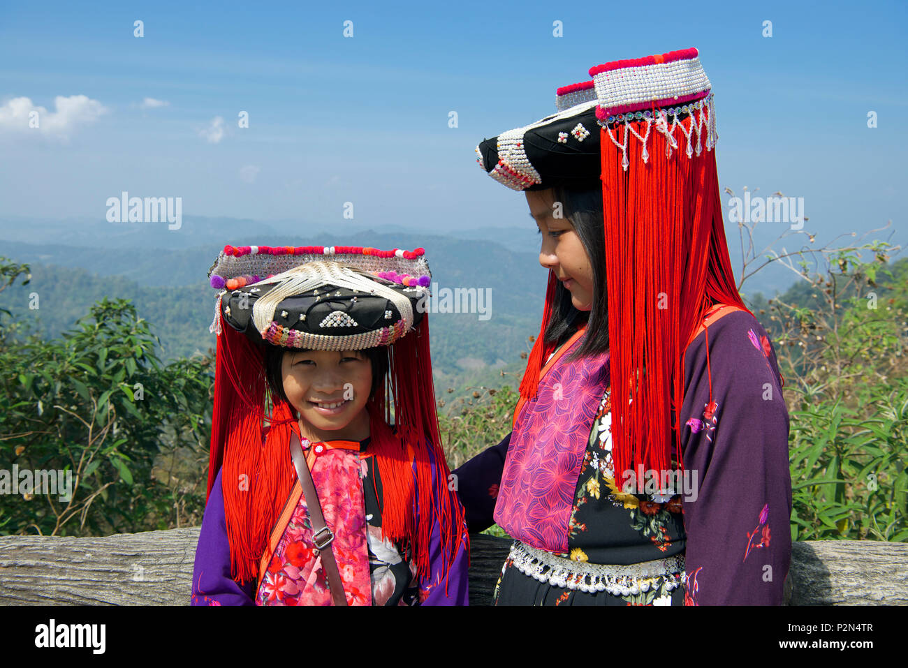 Zwei Lisu Mädchen in der Tracht der Mae Hong Son Provinz Northern Thailand Stockfoto