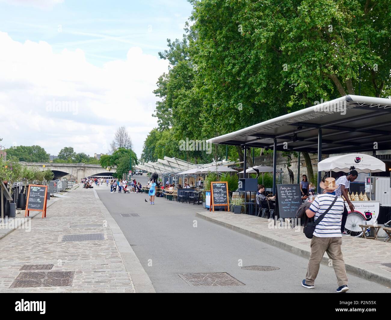 Menschen wandern, Essen, Trinken, Arbeiten, am Flussufer auf der Rive Gauche, linken Ufer, Promenade Berges de la Seine, Paris, Frankreich Stockfoto