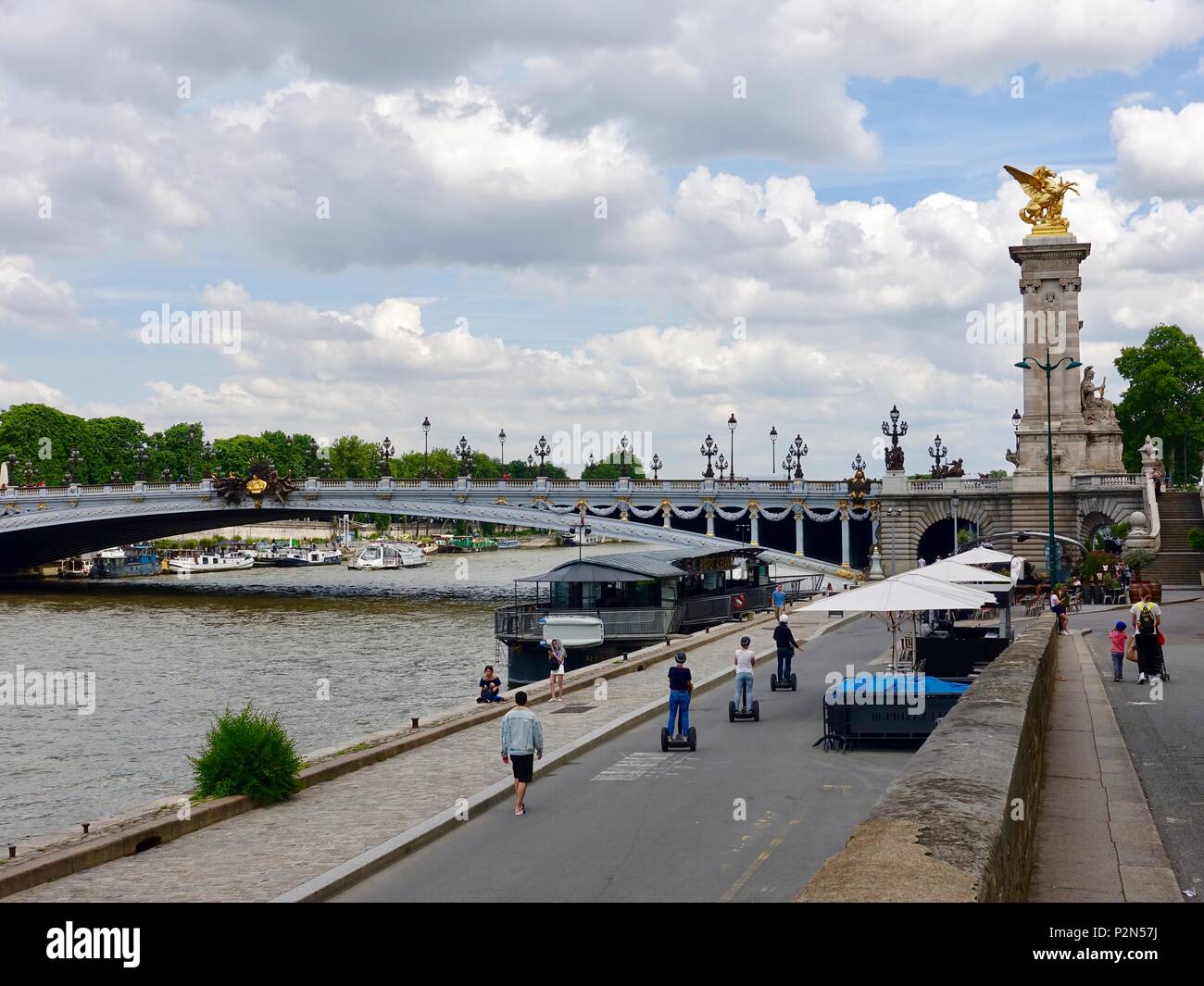 Menschen reiten Segways auf einer Tour, Parc Berges de Seine neben der Pont Alexandre III Bridge, Paris, Frankreich. Stockfoto