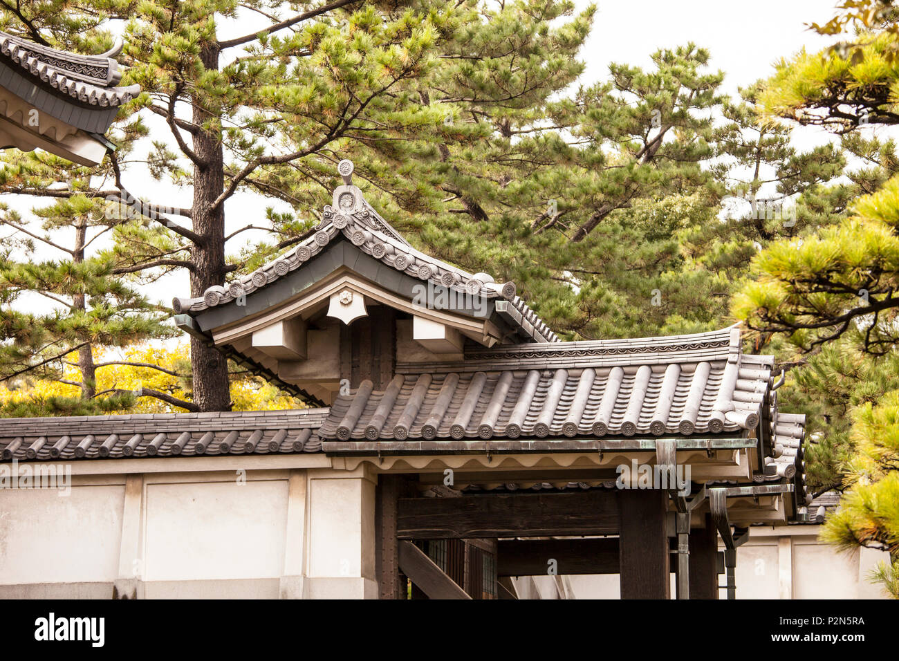 Dach Details an der Hirakawa-mon Tor des Imperial Palace, Chiyoda-ku, Tokyo, Japan Stockfoto