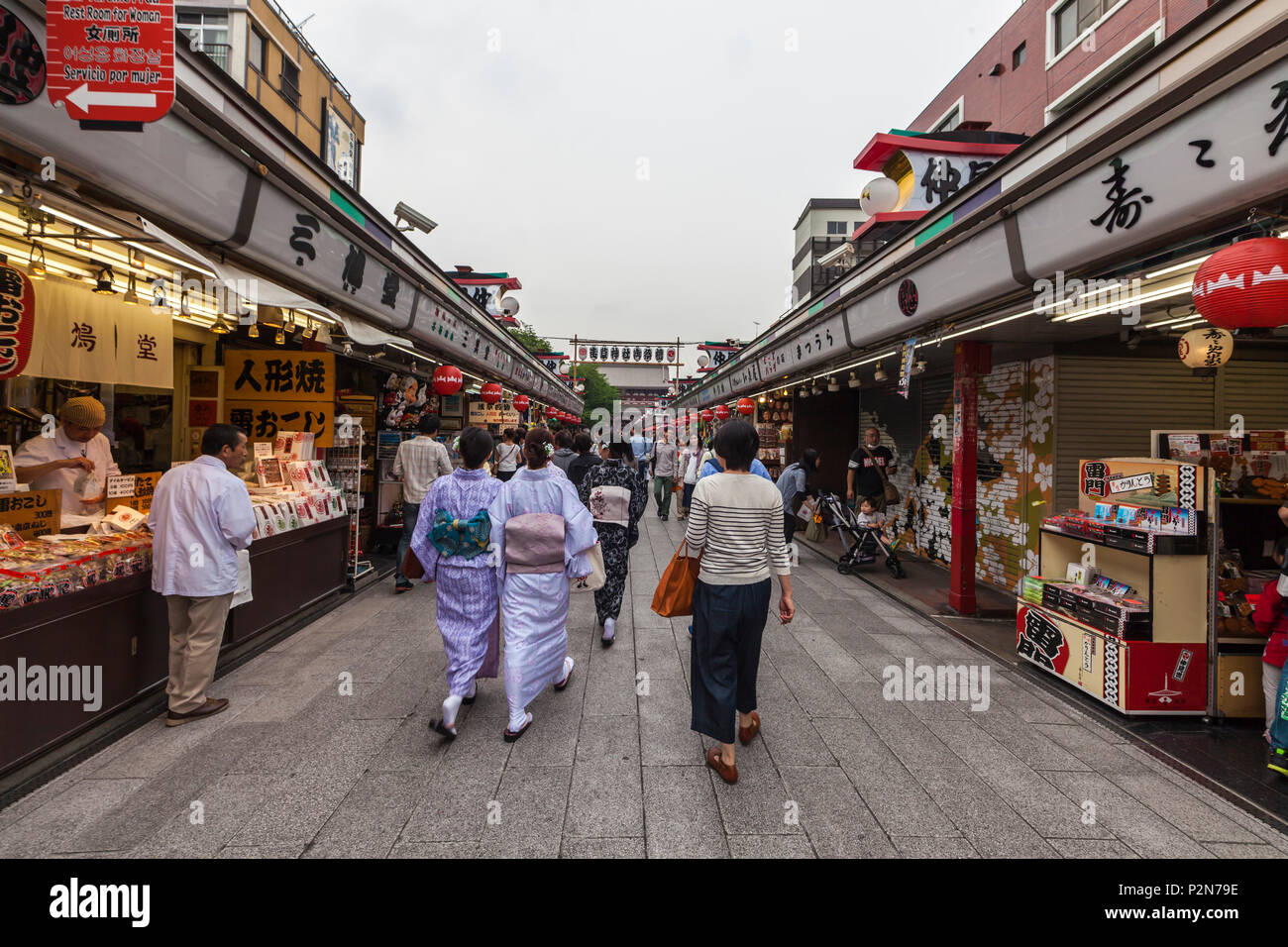 Junge japanische Frauen tragen Kimonos wandern in der nakamise Straße vor dem Tempel Senso-ji in Asakusa, Taito-ku, Tokyo, Japan Stockfoto