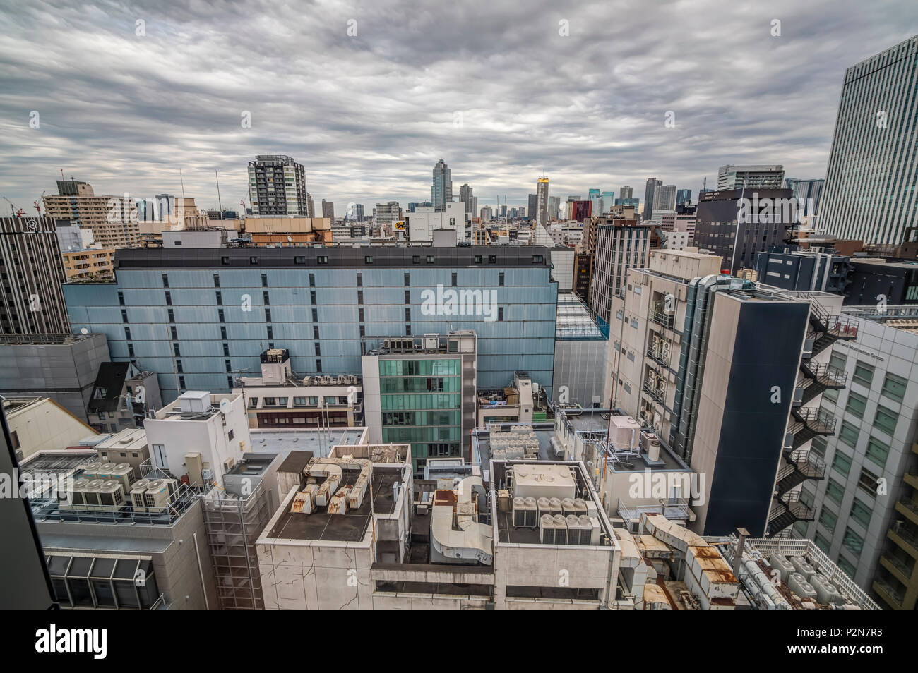 Gassen von Ginza von oben an einem bewölkten Tag, Ginza, Chuo-ku, Tokyo, Japan Stockfoto