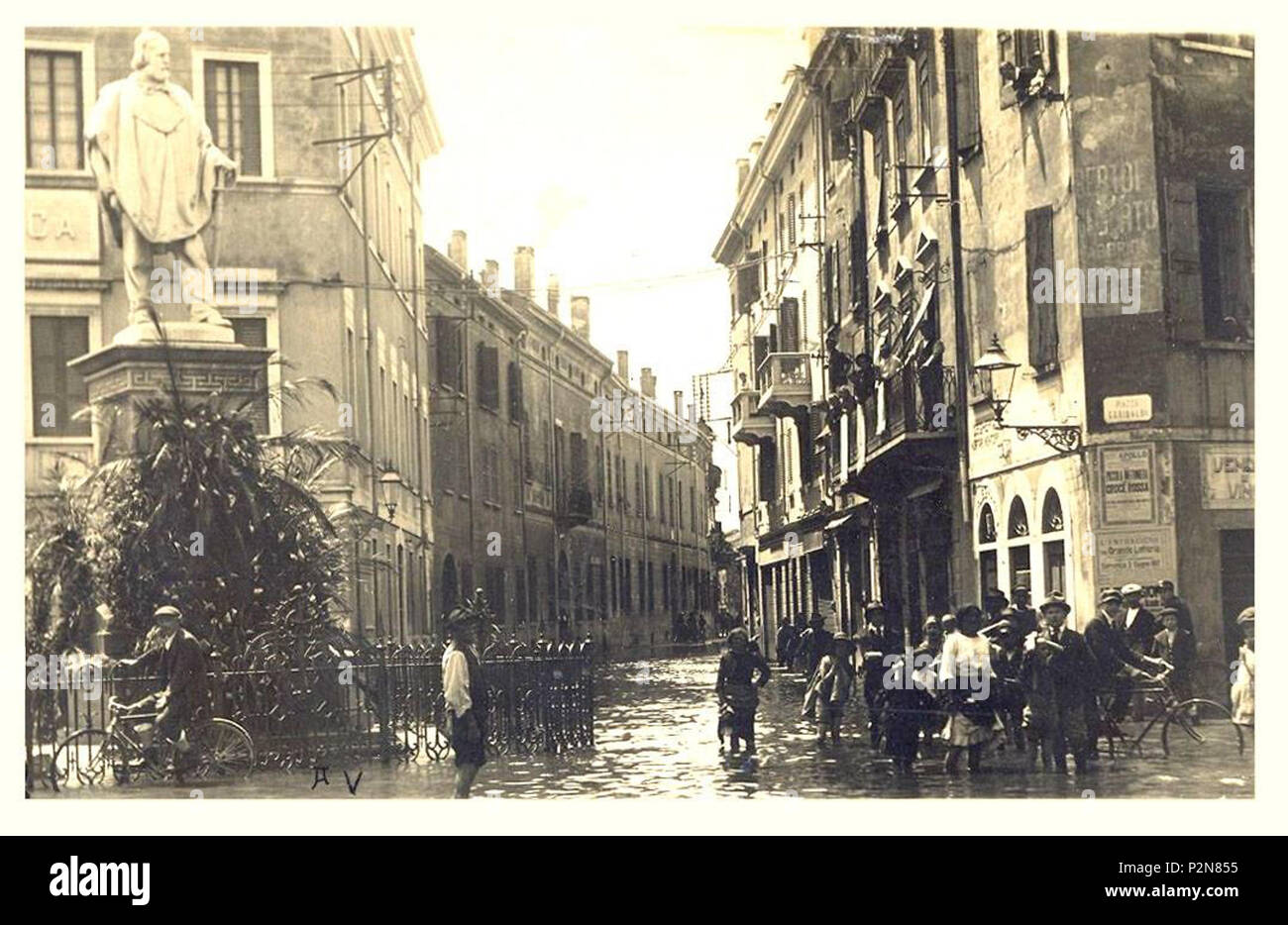 . Italiano: Piazza Garibaldi allagata, durante l'alluvione di Mantova. 1917. Unbekannt 70 Piazza Garibaldi allagata Stockfoto