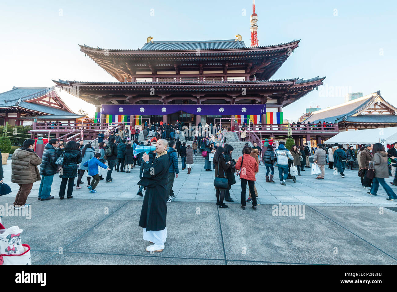 Menge warten an Zojo-ji im Neuen Jahr Tag, Minato-ku, Tokio, Japan Stockfoto