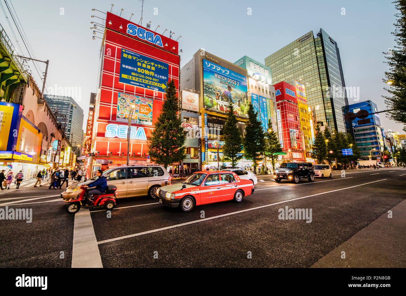 Mit dem Taxi in der Nähe von Chuo-Dori Sobu Linie in Akihabara, Chiyoda-ku, Tokyo, Japan Stockfoto